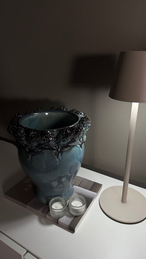 KERAMIK VASE PROTEA-ORNAMENT, BLAU-BRAUN, H 29 CM