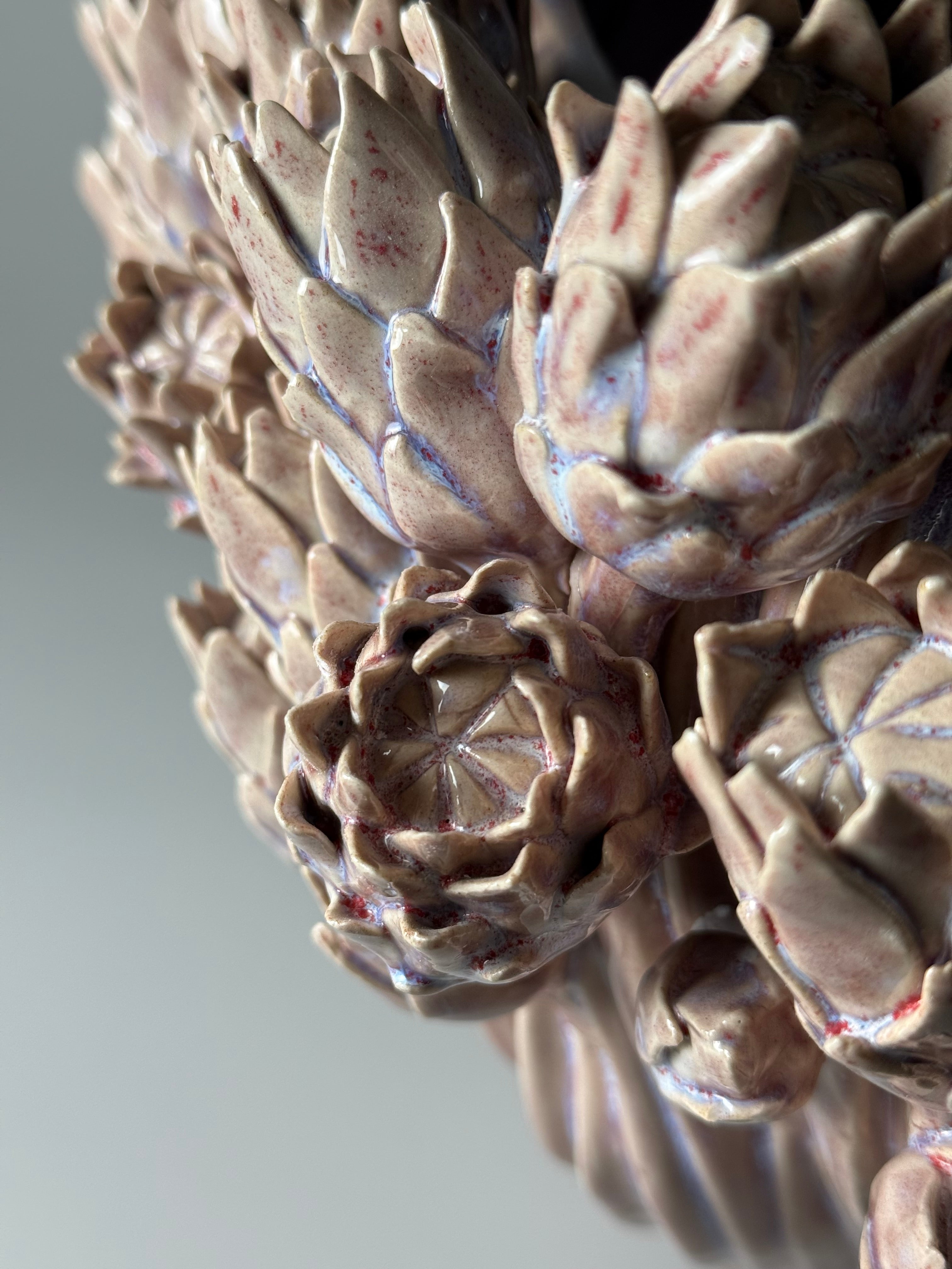 KERAMIK VASE PROTEA-ORNAMENT, ROSA, H 33,5 CM