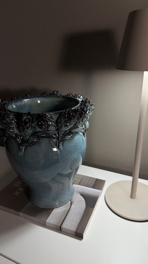 KERAMIK VASE PROTEA-ORNAMENT, BLAU-BRAUN, H 29 CM
