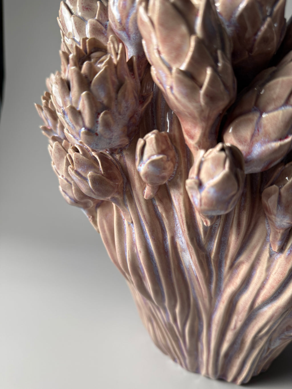 KERAMIK VASE PROTEA-ORNAMENT, ROSA, H 33,5 CM