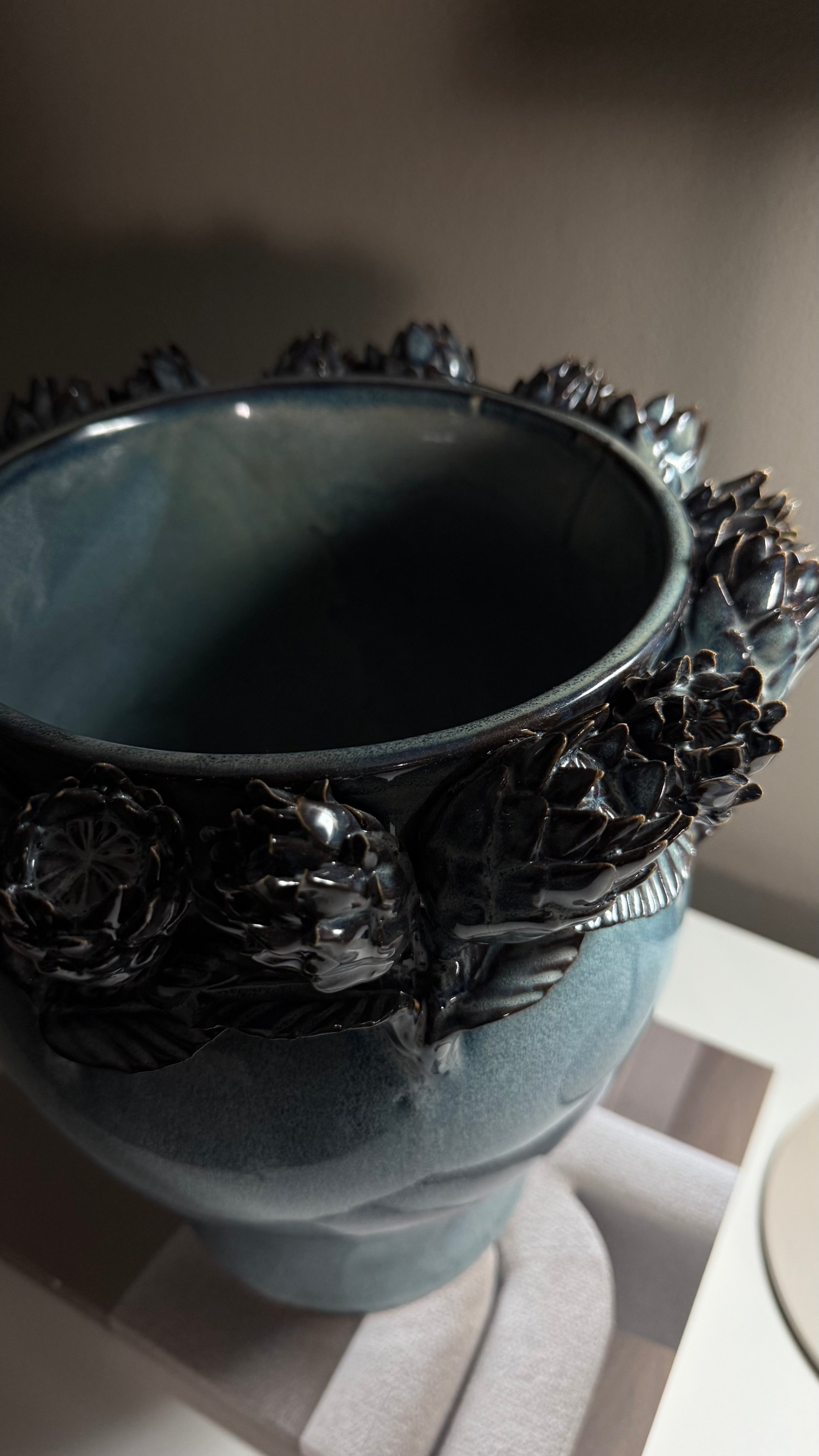 KERAMIK VASE PROTEA-ORNAMENT, BLAU-BRAUN, H 29 CM