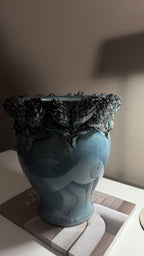 KERAMIK VASE PROTEA-ORNAMENT, BLAU-BRAUN, H 29 CM